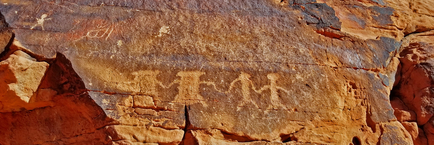 Petroglyphs on Mouse's Tank Trail in Valley of Fire State Park, Nevada, Slide 2