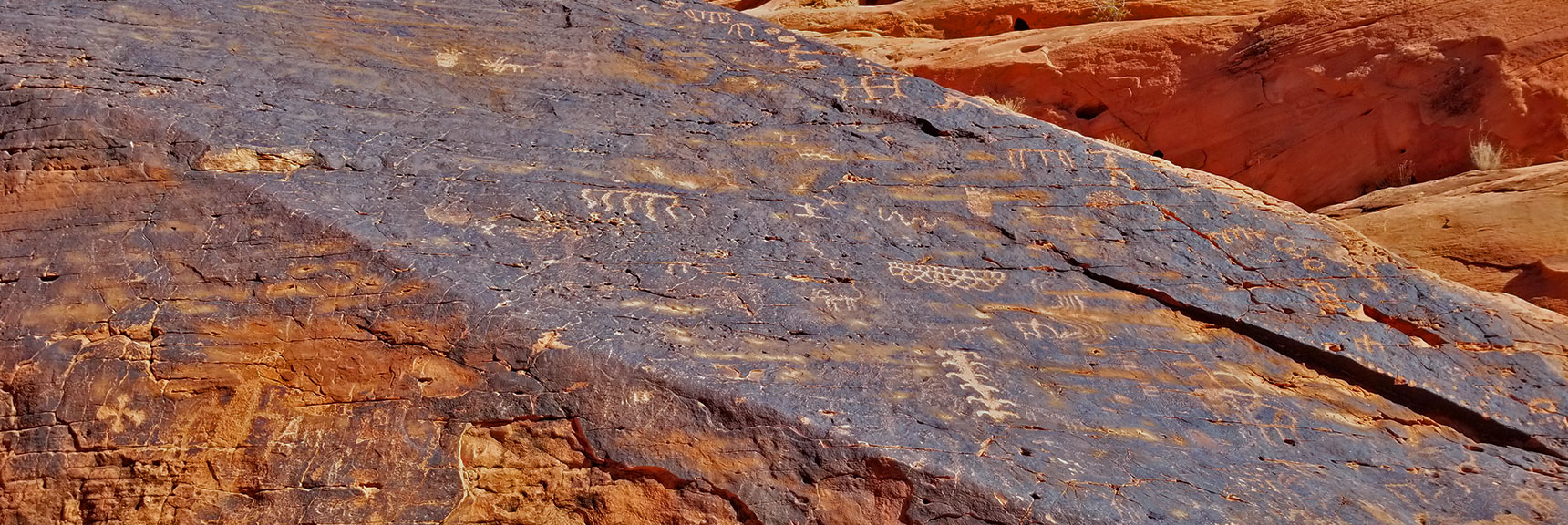 Petroglyphs on Mouse's Tank Trail in Valley of Fire State Park, Nevada, Slide 4