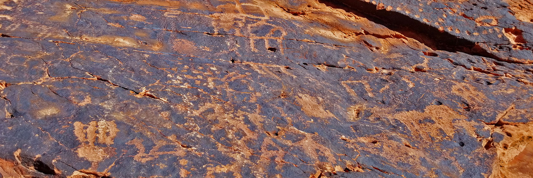 Petroglyphs on Mouse's Tank Trail in Valley of Fire State Park, Nevada, Slide 5
