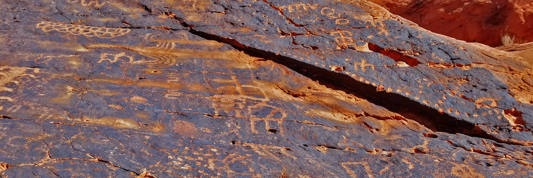 Petroglyphs on Mouse's Tank Trail in Valley of Fire State Park, Nevada, Slide 8