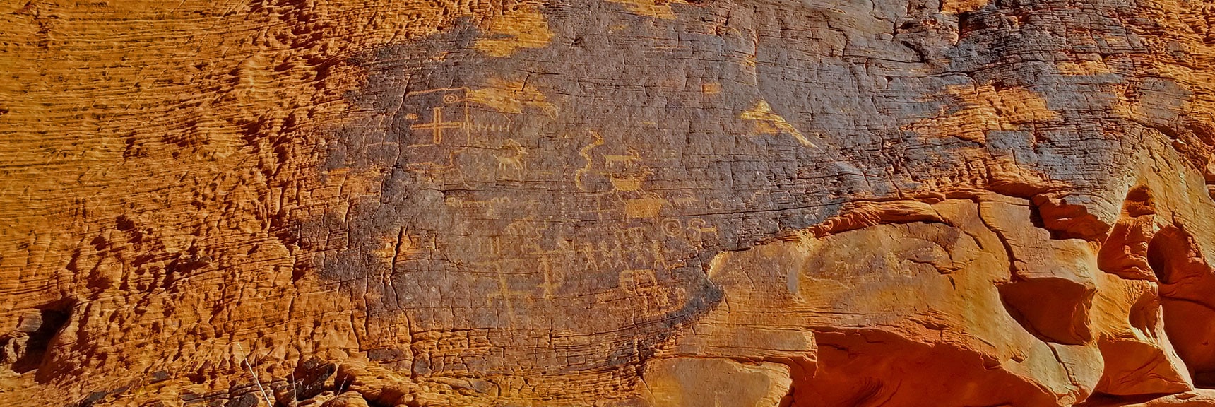Petroglyphs on Mouse's Tank Trail in Valley of Fire State Park, Nevada, Slide 18
